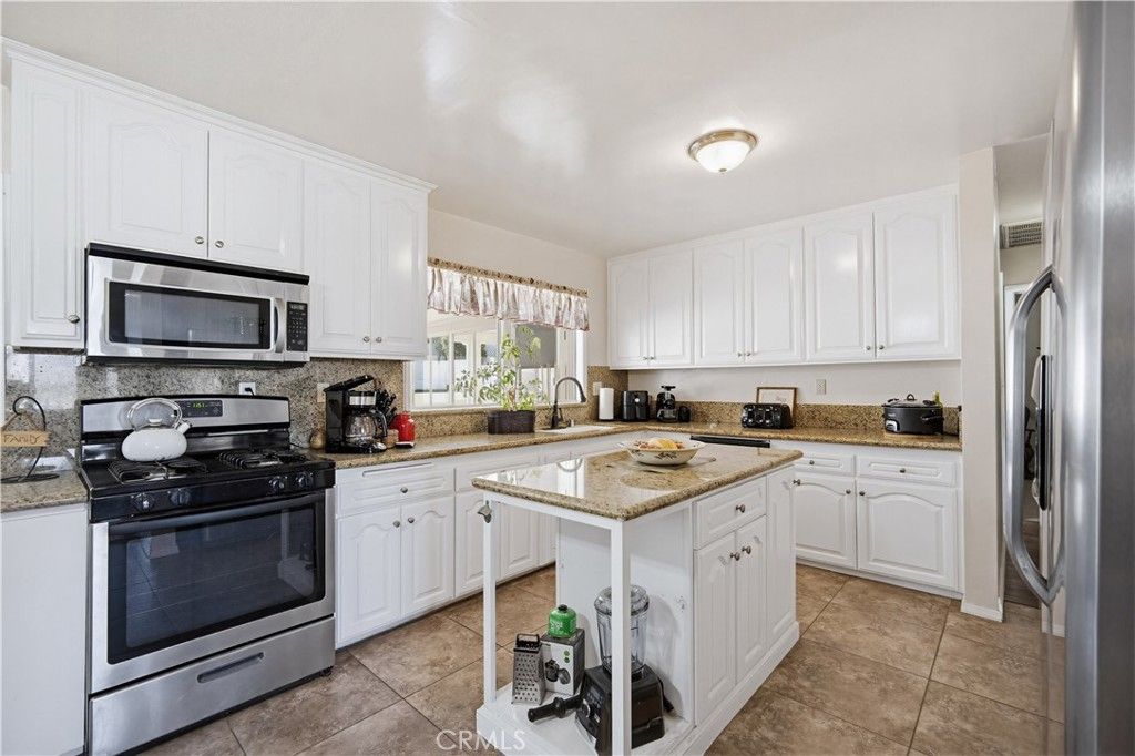 Image 3 of property listing at 1090 4th, Norco, CA 92860