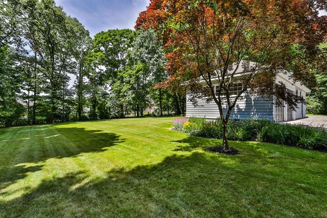 34 Brush Hill Ln, Milton, MA 02186