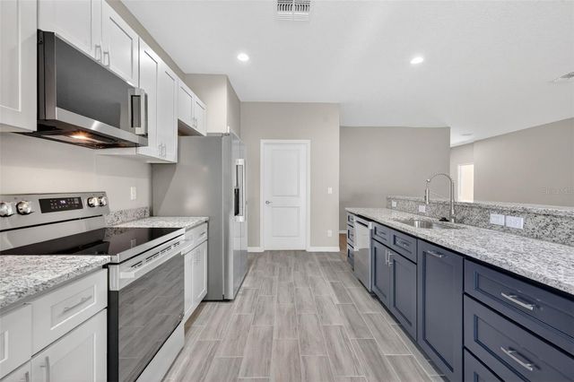 38905 PINE STREET, Umatilla, FL 32784