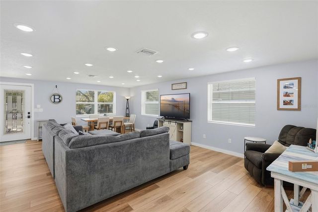 8015 28TH AVENUE N, St Petersburg, FL 33710