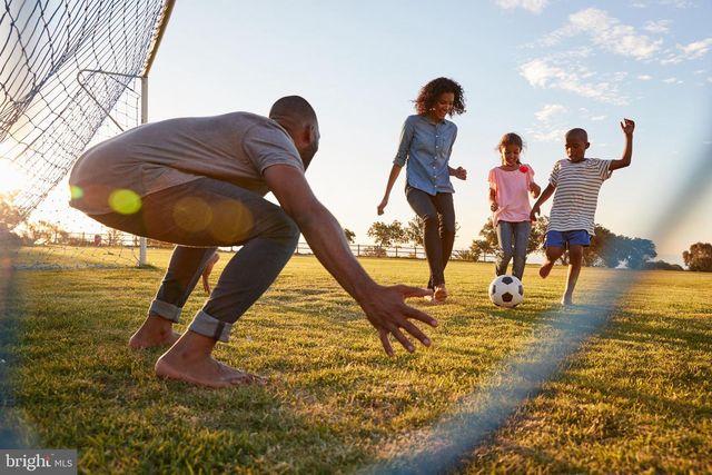 1247 HERSHEY LN, Lancaster, PA 17601