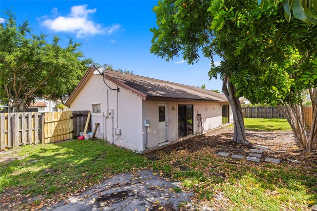 711 SW 95th Ter, Pembroke Pines, FL 33025
