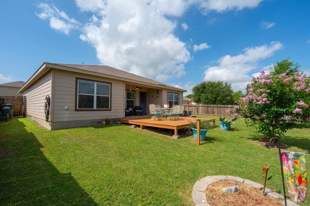 101 Hawkins LN, Jarrell, TX 76537