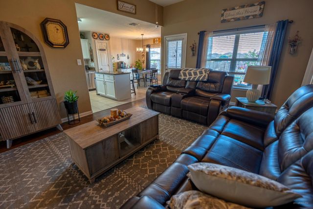 101 Hawkins LN, Jarrell, TX 76537