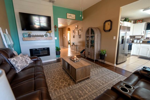 101 Hawkins LN, Jarrell, TX 76537