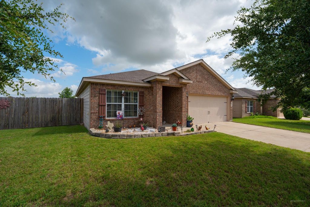 101 Hawkins LN, Jarrell, TX 76537