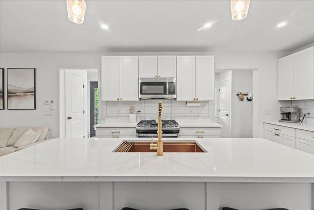 100 Leos Lane, Georgia, VT 05478