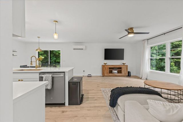 100 Leos Lane, Georgia, VT 05478
