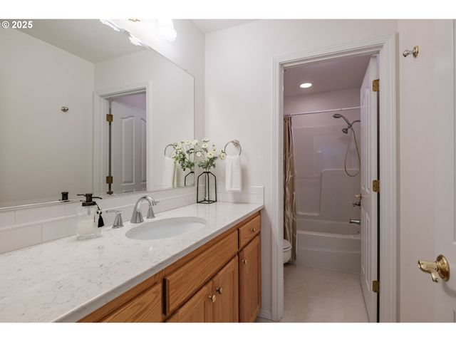 2750 N HOLIDAY Ln, Newberg, OR 97132