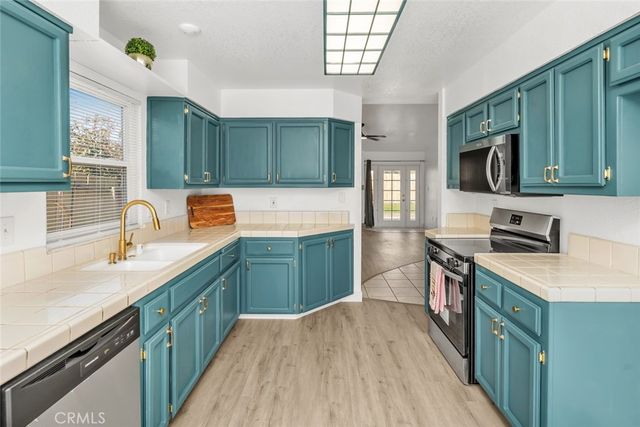 7704 River Mist Avenue, Bakersfield, CA 93313