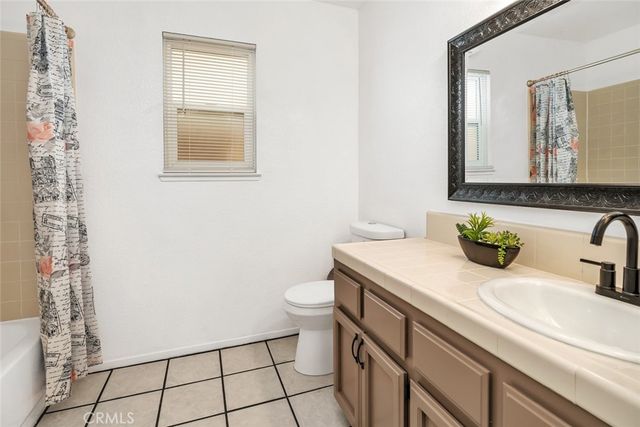 7704 River Mist Avenue, Bakersfield, CA 93313