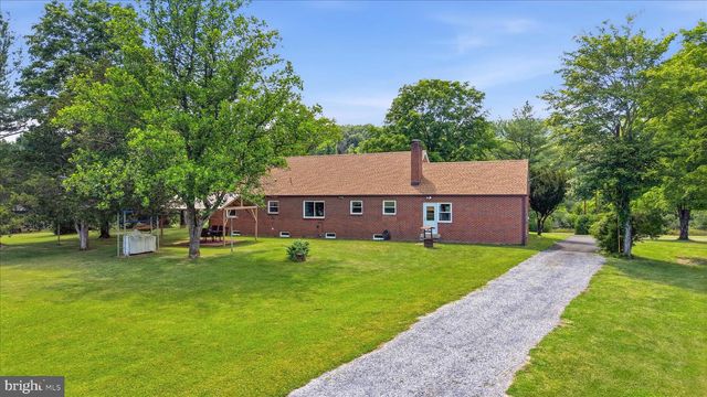 9581 VALLEY RD, Berkeley Springs, WV 25411