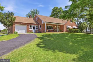 9581 VALLEY RD, Berkeley Springs, WV 25411