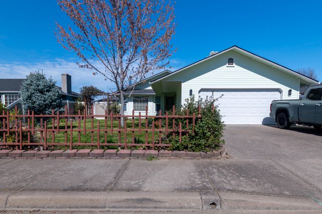 3285 Blackthorn Way, Medford, OR 97504