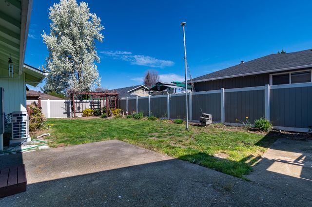 3285 Blackthorn Way, Medford, OR 97504