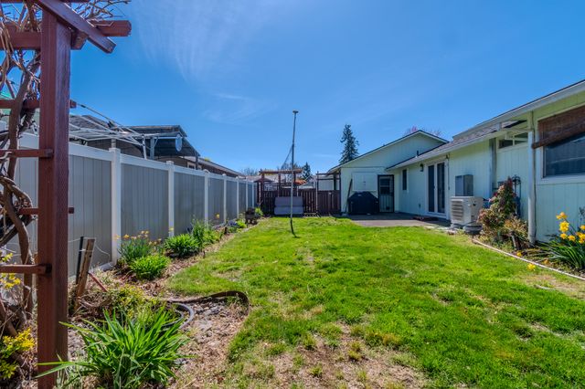 3285 Blackthorn Way, Medford, OR 97504