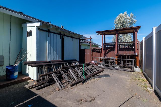 3285 Blackthorn Way, Medford, OR 97504