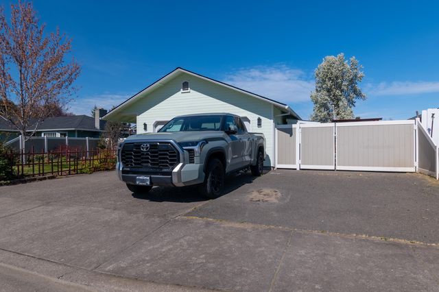 3285 Blackthorn Way, Medford, OR 97504