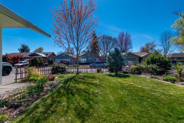 3285 Blackthorn Way, Medford, OR 97504