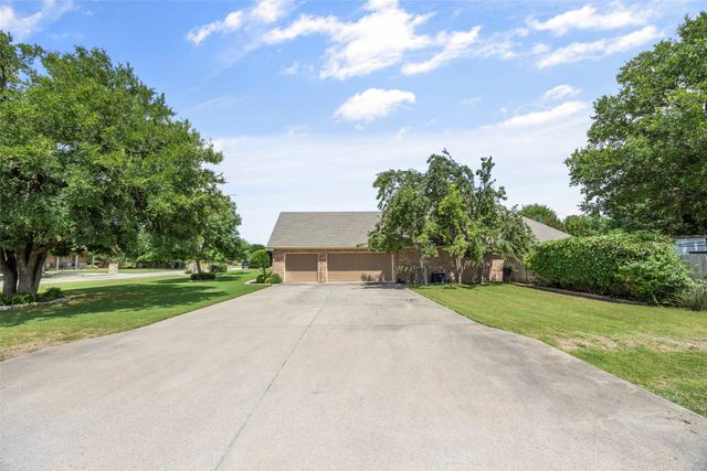 223 Deer Creek Drive, Aledo, TX 76008