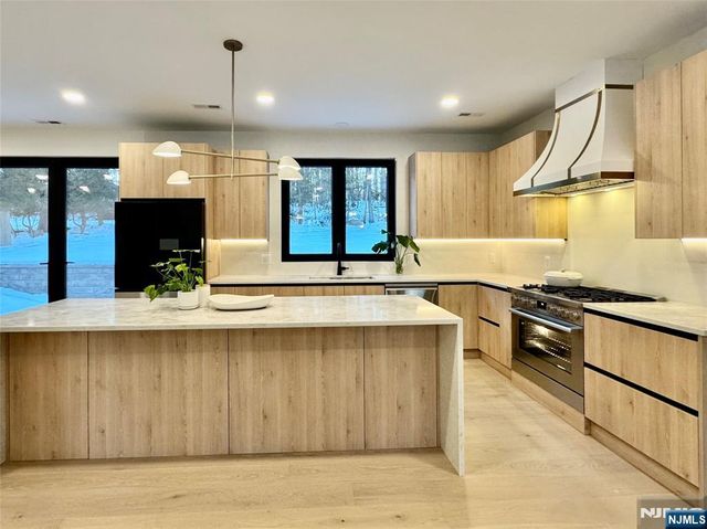 80 2nd Street, Park Ridge, NJ 07656