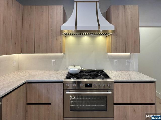 80 2nd Street, Park Ridge, NJ 07656