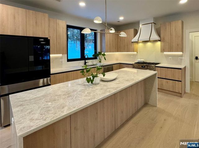 80 2nd Street, Park Ridge, NJ 07656