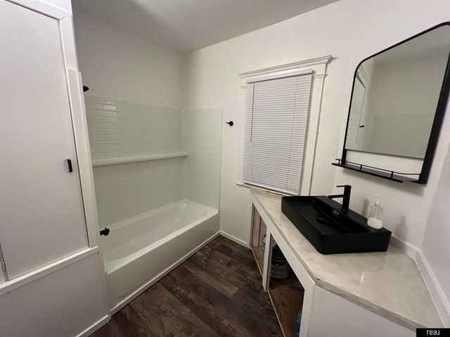 204 S 37th Street, Omaha, NE 68131