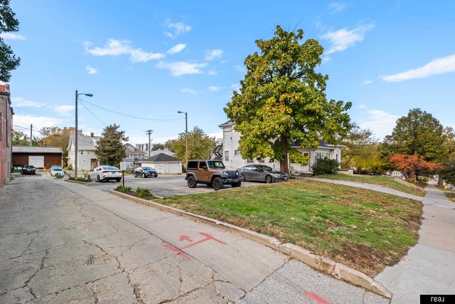 204 S 37th Street, Omaha, NE 68131