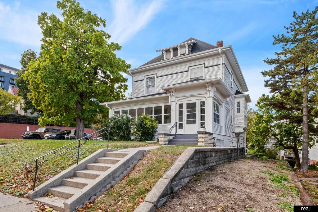 204 S 37th Street, Omaha, NE 68131