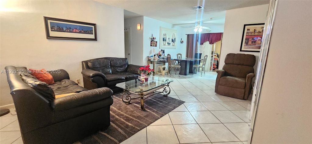 Image 10 of property listing at 5715 NW 84th Ter, Tamarac, FL 33321