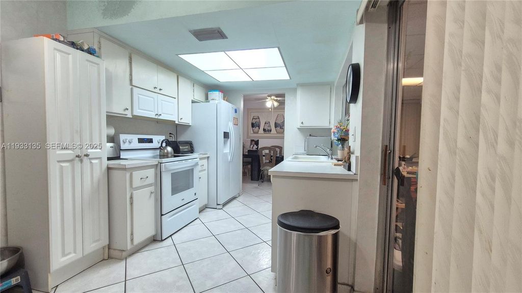 Image 16 of property listing at 5715 NW 84th Ter, Tamarac, FL 33321