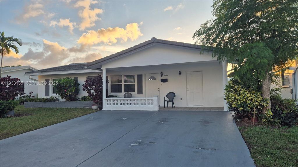 Image 23 of property listing at 5715 NW 84th Ter, Tamarac, FL 33321