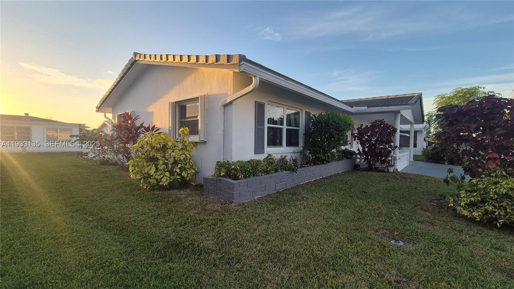Image 5 of property listing at 5715 NW 84th Ter, Tamarac, FL 33321