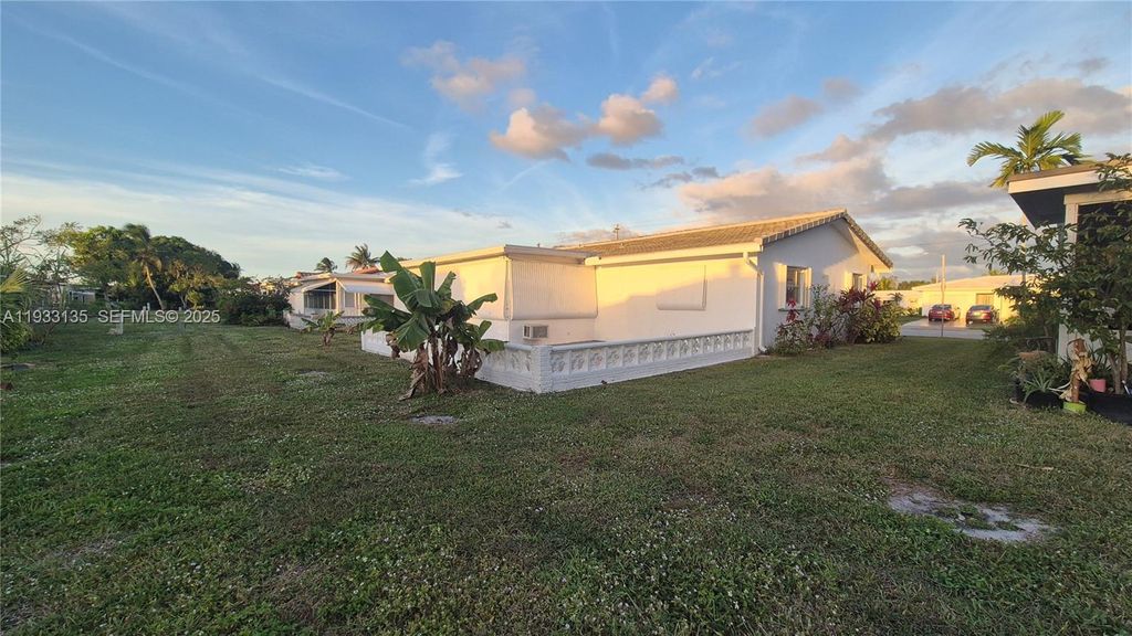 Image 6 of property listing at 5715 NW 84th Ter, Tamarac, FL 33321