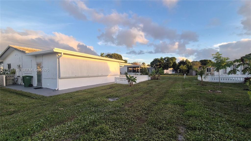 Image 7 of property listing at 5715 NW 84th Ter, Tamarac, FL 33321