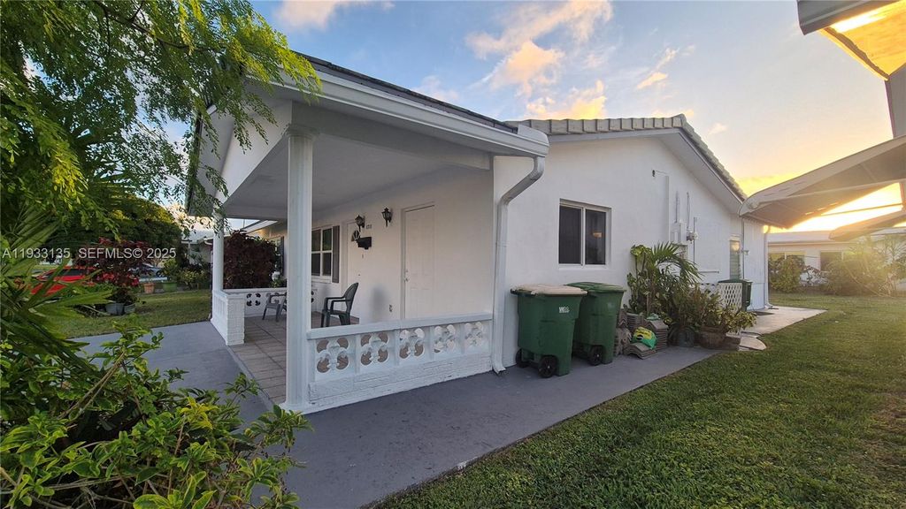 Image 8 of property listing at 5715 NW 84th Ter, Tamarac, FL 33321