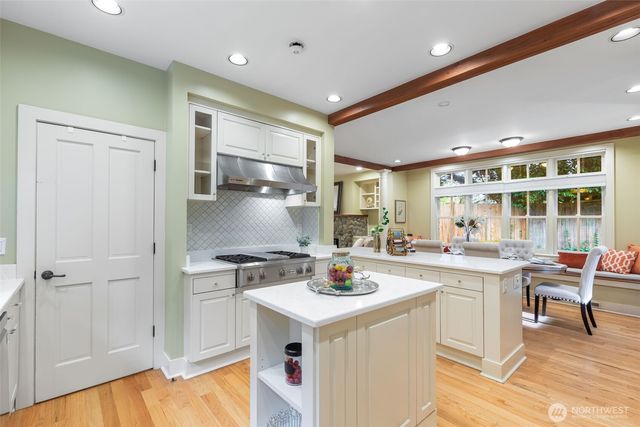 7626 NE 8th Street, Medina, WA 98039