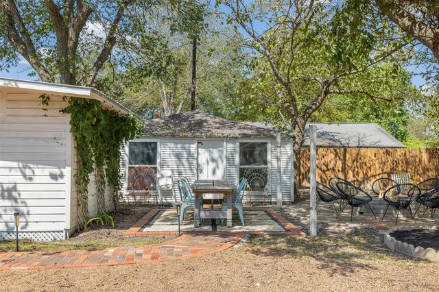 206 N Rusk, Fayetteville, TX 78940