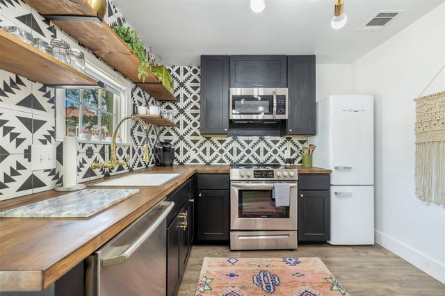 206 N Rusk, Fayetteville, TX 78940