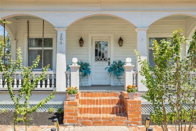 206 N Rusk, Fayetteville, TX 78940