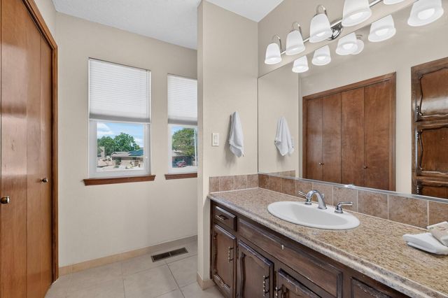 9616 Candle Lane NE, Albuquerque, NM 87111