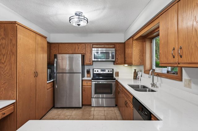 23045 Plateau Drive, Lakeville, MN 55044