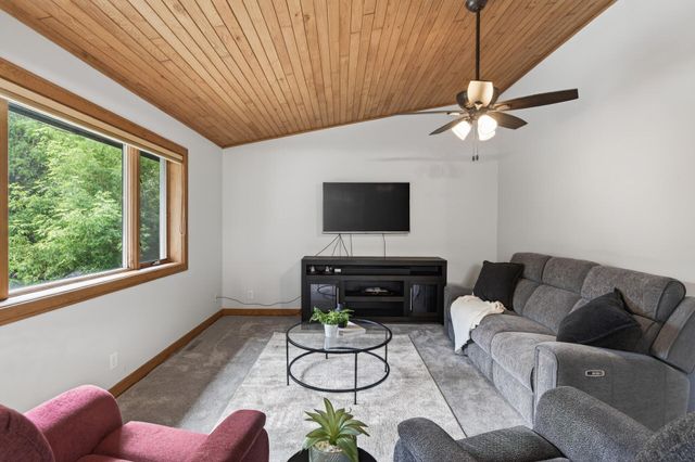 23045 Plateau Drive, Lakeville, MN 55044