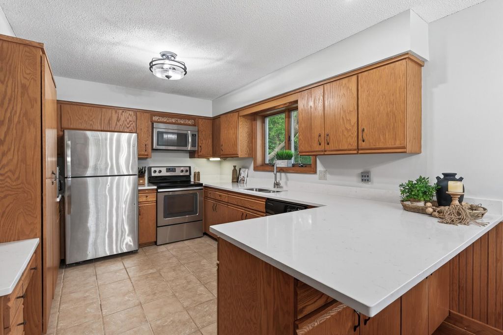 23045 Plateau Drive, Lakeville, MN 55044 — photo 2