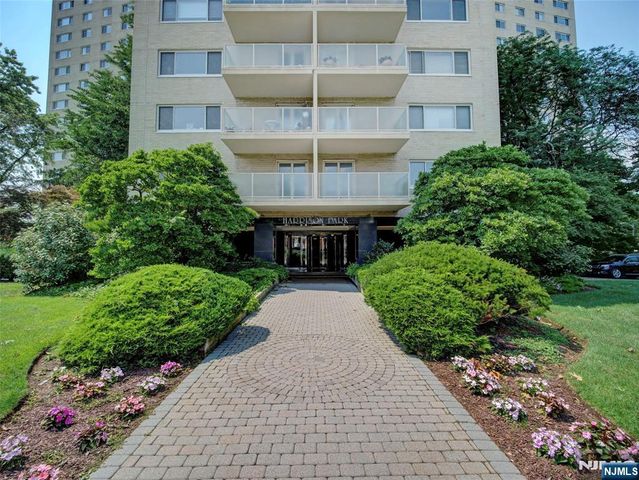 377 S Harrison Street 17F, East Orange, NJ 07018