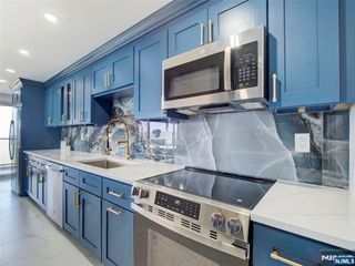 377 S Harrison Street 17F, East Orange, NJ 07018
