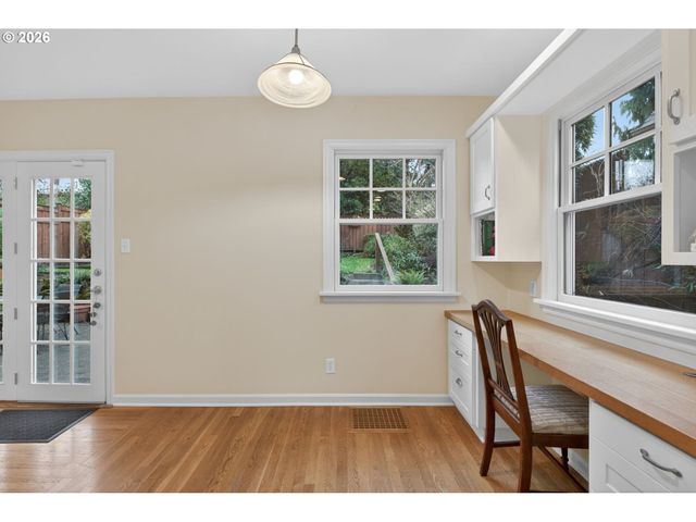 728 Ne ROYAL Ct, Portland, OR 97232