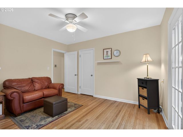 728 Ne ROYAL Ct, Portland, OR 97232