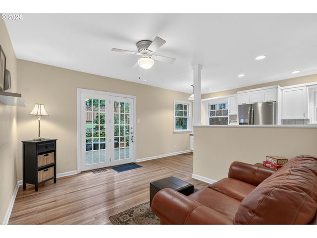 728 Ne ROYAL Ct, Portland, OR 97232